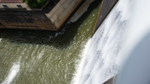 漢那ダムの滝