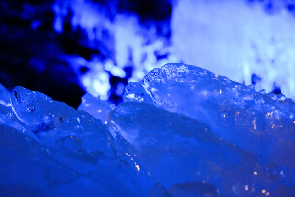 青く輝く氷が綺麗です