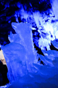 青く輝く氷が綺麗です