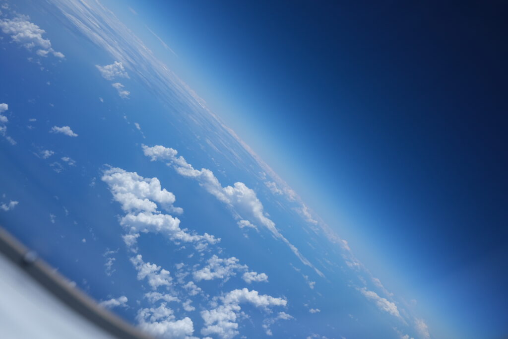 航空機の窓から（iPhone 12 Pro Maxで撮影：撮って出し）
